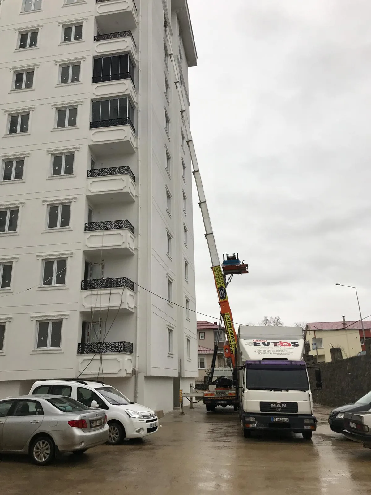 Ordu Evtaş nakliyat kamyonu ve mobil asansör bina girişinde