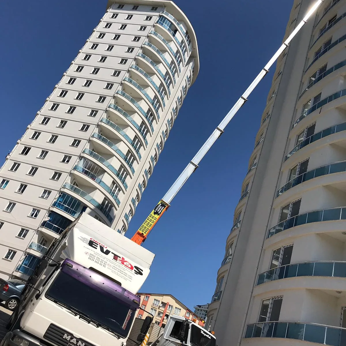 Ordu Evtaş nakliyat aracı ve yüksek katlı binaya uzanan mobil asansör