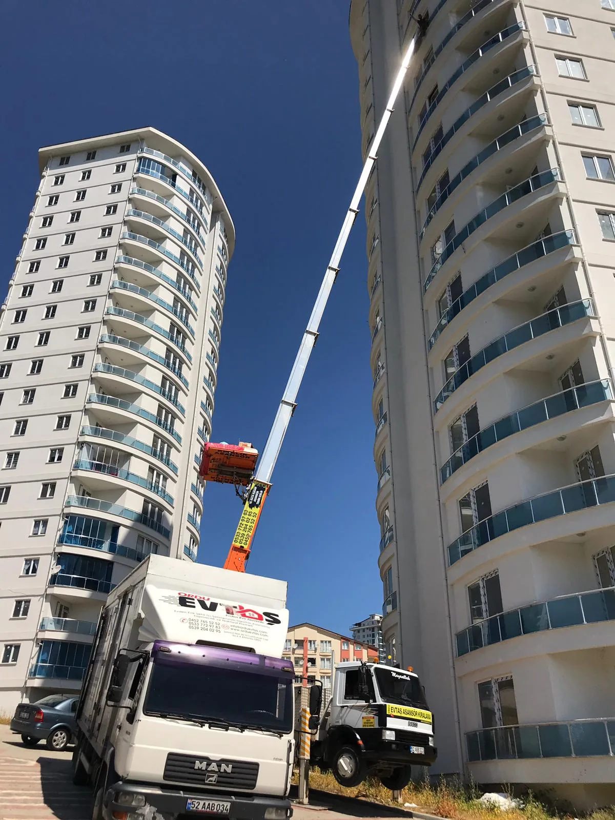 İki yüksek blok arasında kurulmuş Evtaş mobil asansörü